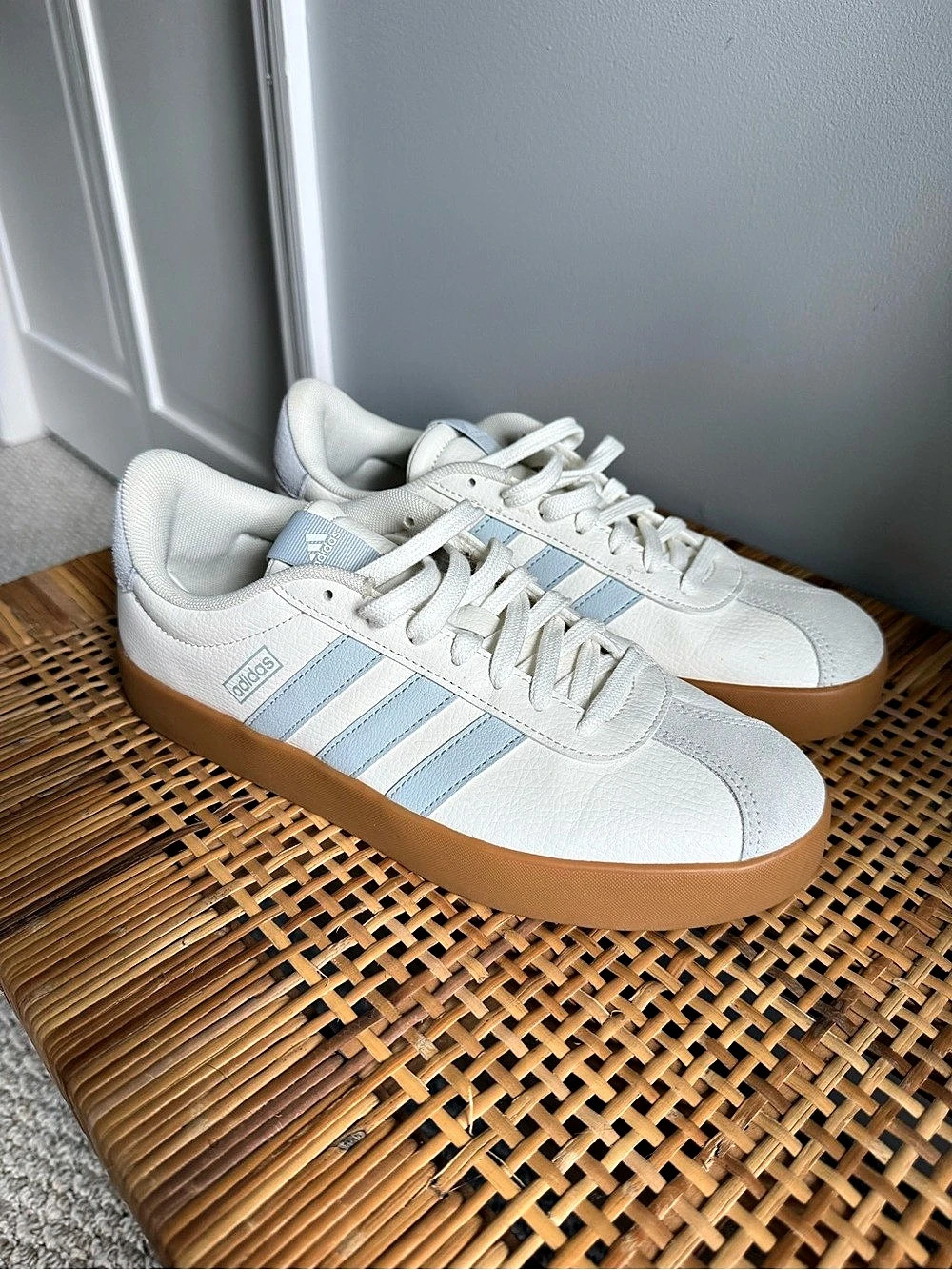 NWOT adidas VL Court Sneakers in White & Blue - missing insoles